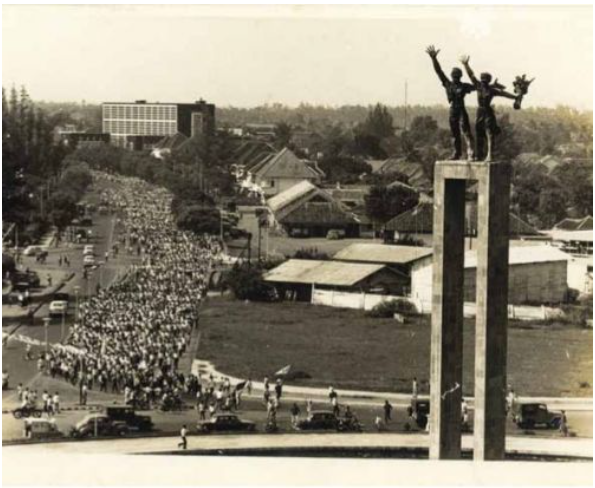 File:Monumen “Selamat Datang”, karya Edhi Sunarso..png