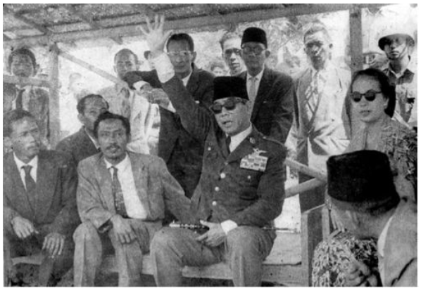 File:Sukarno saat berkunjung ke lokasi pembuatan monumen “Selamat Datang” di Yogyakarta.png