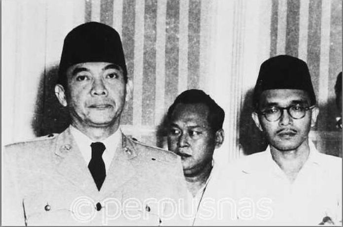 File:Soekarno bersama Burhanuddin Harahap.jpg