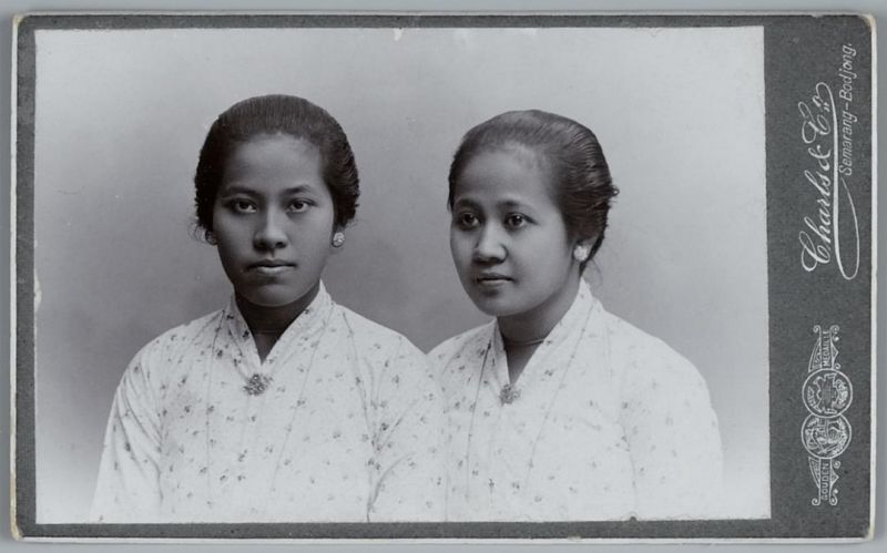 File:Kartini (kanan) - KITLV 15468.jpg
