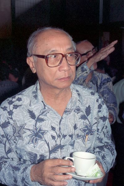 File:Prof. Dr. Sartono Kartodirdjo.jpg