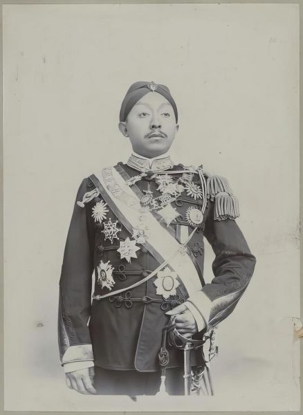 File:Pakubuwana X - KITLV 7827.jpg