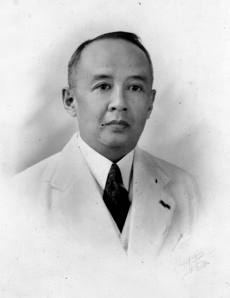 File:Hoesein Djajadiningrat - COLLECTIE TROPENMUSEUM Studioportret van Prof. Dr. Hoesein Djajadiningrat TMnr 10018660.jpg